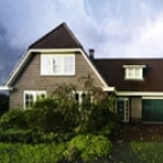 Sekční garážova vrata s dřevěnými sekcemi